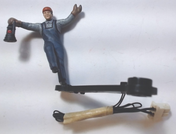 FIGURE / HH5200267 / NEW BUT BAD LAMP / RAILKING OPERATING BOX CAR